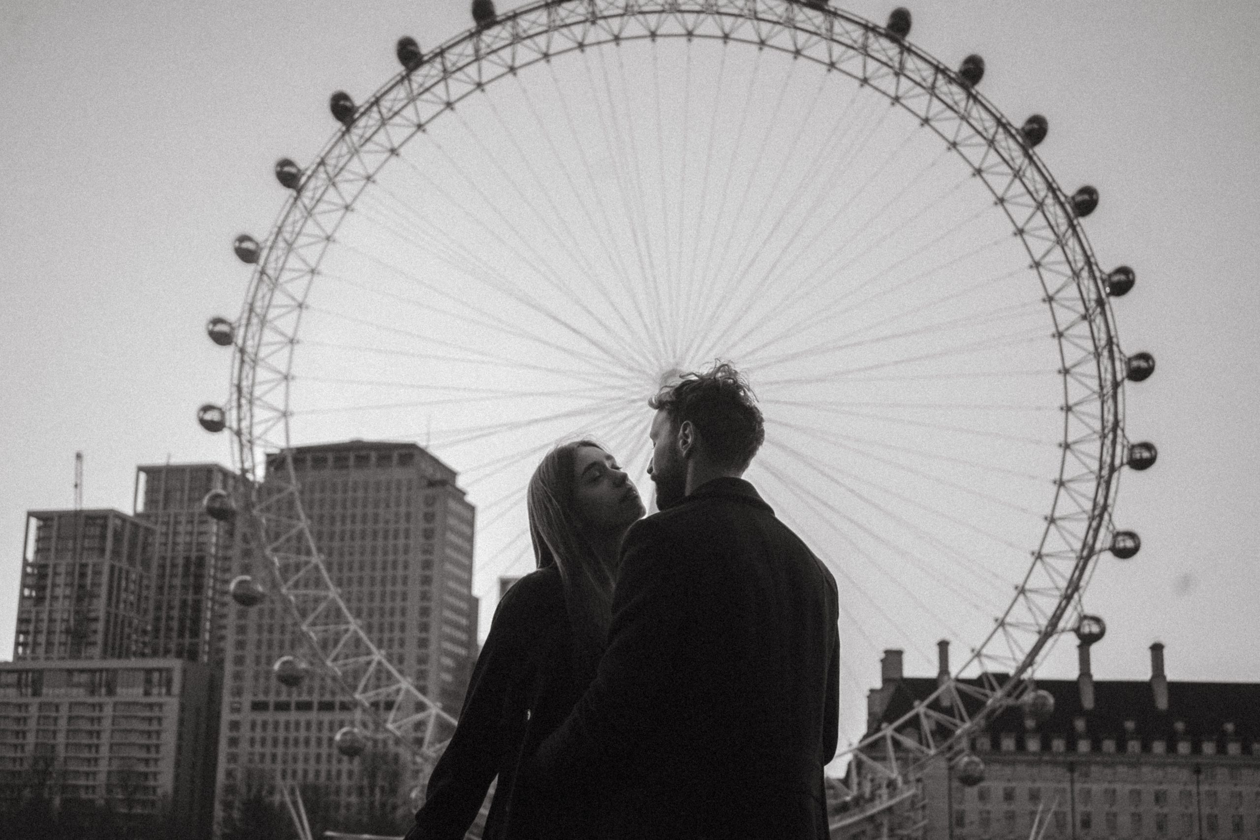 photgraphy of a couple getting engaged in london